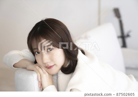 放鬆在沙發的婦女 87502605