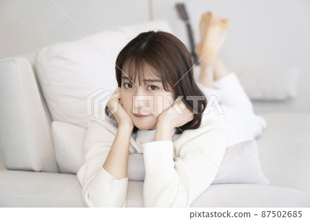 放鬆在沙發的婦女 87502685