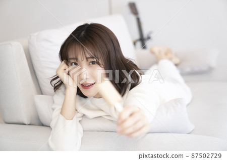 在沙發上吃冰淇淋的女人 在沙發上吃冰淇淋的女人 87502729
