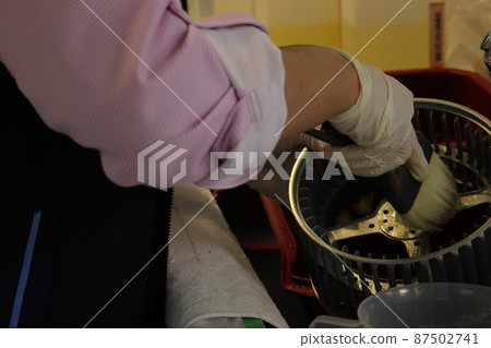 Work scenery to clean every detail for the year-end general cleaning Work scenery to clean every detail for the year-end general cleaning 87502741