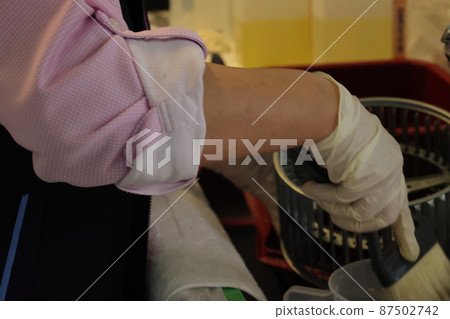 Work scenery to clean every detail for the year-end general cleaning 87502742