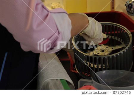 Work scenery to clean every detail for the year-end general cleaning Work scenery to clean every detail for the year-end general cleaning 87502746