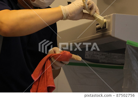 Work scenery to clean every detail for the year-end general cleaning Work scenery to clean every detail for the year-end general cleaning 87502756