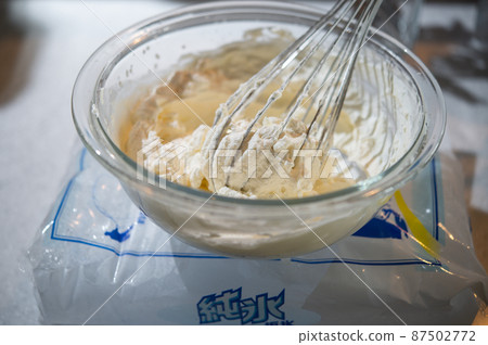 Whisk the cream while cooling 87502772