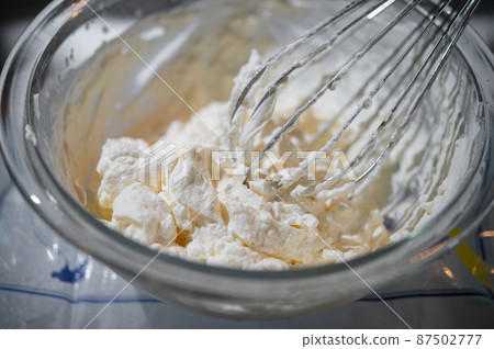 Cream and whisk 87502777