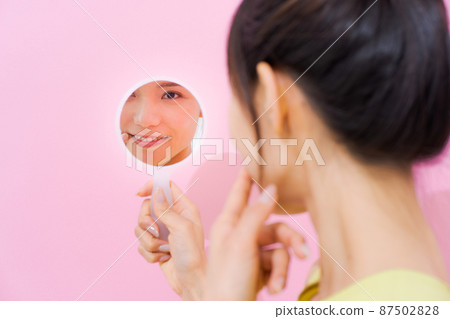 20 多歲美女粉紅色背景 87502828