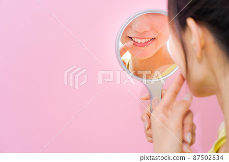 20 多歲美女粉紅色背景 87502834