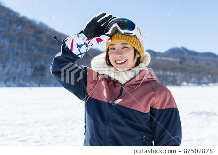 女人享受冬天 87502878