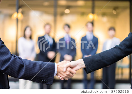 Business person with a global contract 87502916