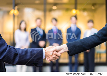 Business person with a global contract 87502920