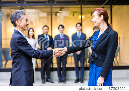 有全球合同的商人 87502921