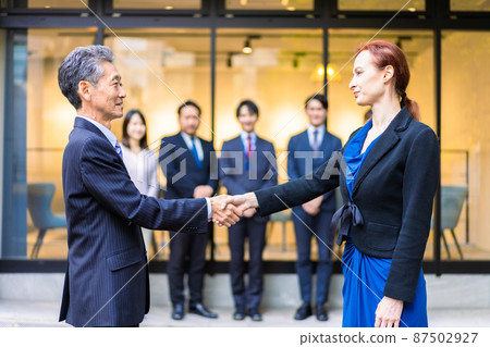 有全球合同的商人 87502927