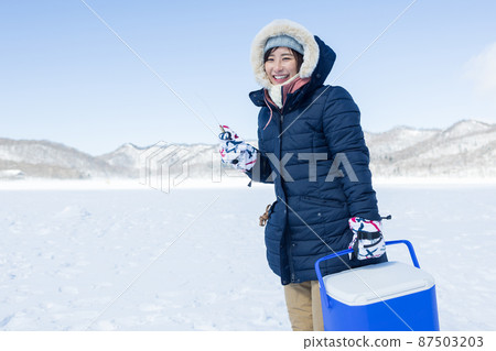 享受香魚釣魚的女人 87503203