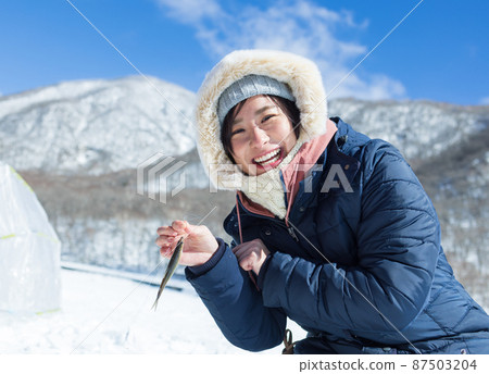 享受香魚釣魚的女人 87503204