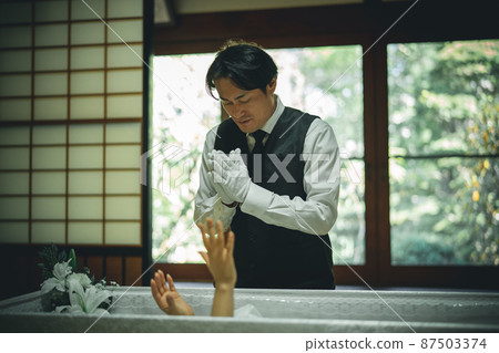 The deceased who revives from the casket 87503374