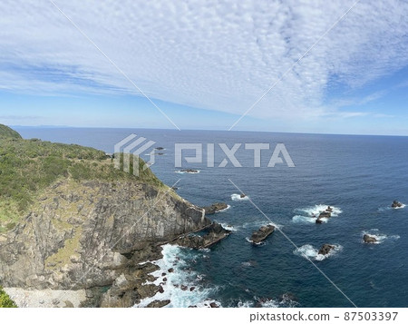 Cliff and the sea 87503397