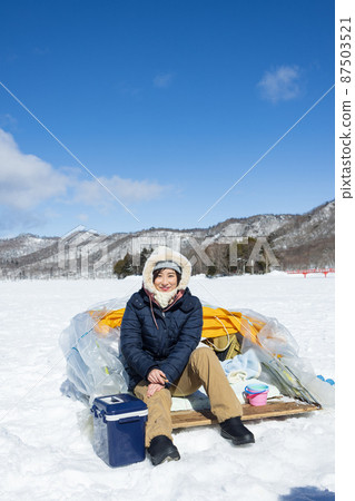 A woman enjoying smelt fishing 87503521