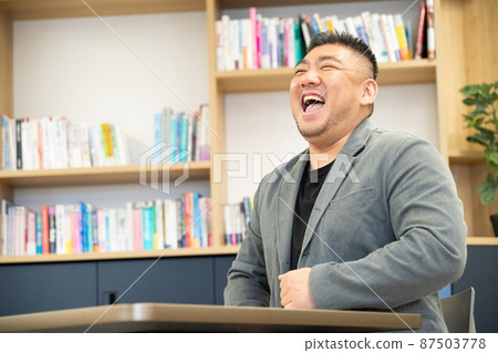 他三十多歲的商人 87503778