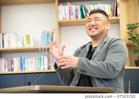 他三十多歲的商人 87503782