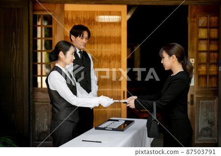 Funeral director who accepts at the funeral 87503791