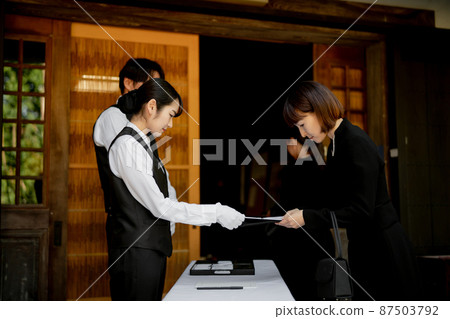 Funeral director who accepts at the funeral Funeral director who accepts at the funeral 87503792