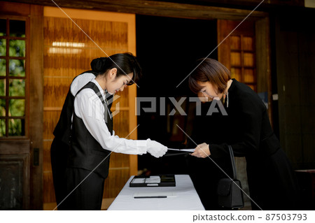 Funeral director who accepts at the funeral Funeral director who accepts at the funeral 87503793