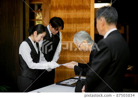 在葬禮上接受的殯儀館主任 87503834