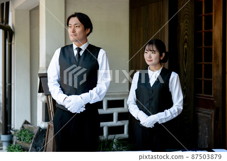 Funeral director (bowing) at the funeral 87503879