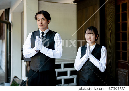 Funeral director (gassho) who accepts at the funeral Funeral director (gassho) who accepts at the funeral 87503881