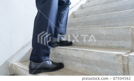 一個商人爬樓梯的形象 87504562