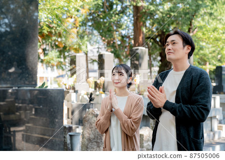 Men and women visiting the grave (gassho) Men and women visiting the grave (gassho) 87505006