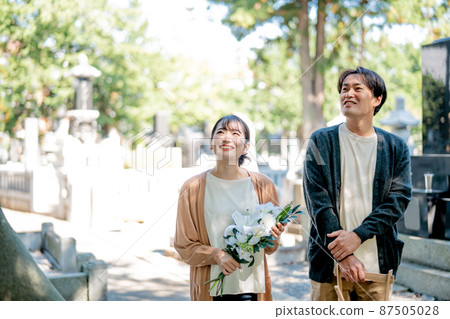 Men and women visiting the grave 87505028