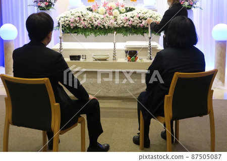 儀式女士為開幕式做準備 87505087