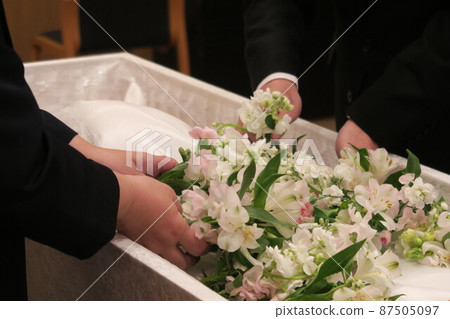 死者家屬告別死者 死者家屬告別死者 87505097