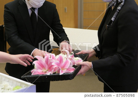 死者家屬告別死者 87505098