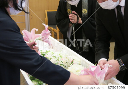 死者家屬告別死者 死者家屬告別死者 87505099
