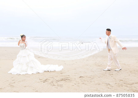 Cute bride and groom photo wedding sea location shooting Cute bride and groom photo wedding sea location shooting 87505835