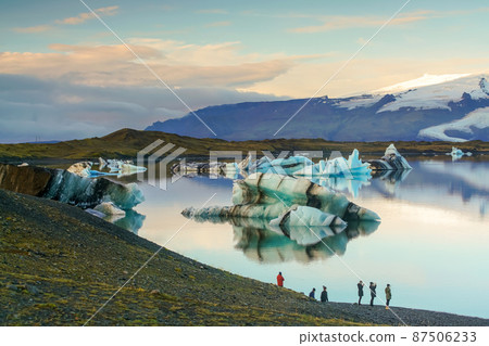 Jokulsarlon lagoon with blue sky floating iceberg 87506233