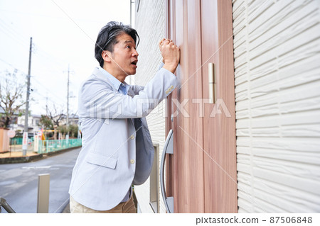 鎖定夫婦吵架吵架鄰里麻煩投訴踢出去 87506848