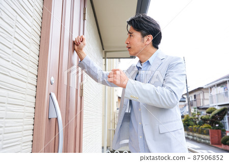 Lock-out couple quarrel quarrel neighborhood trouble complaints kick out Lock-out couple quarrel quarrel neighborhood trouble complaints kick out 87506852