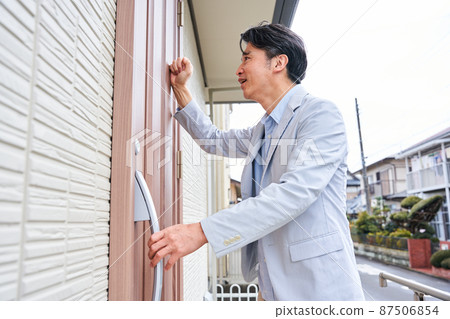 Lock-out couple quarrel quarrel neighborhood trouble complaints kick out 87506854