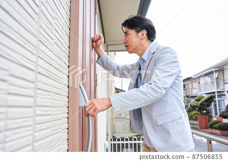 鎖定夫婦吵架吵架鄰里麻煩投訴踢出去 87506855