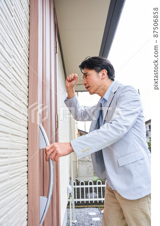 Lock-out couple quarrel quarrel neighborhood trouble complaints kick out Lock-out couple quarrel quarrel neighborhood trouble complaints kick out 87506858