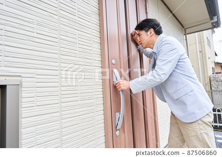 Lock-out couple quarrel quarrel neighborhood trouble complaints kick out Lock-out couple quarrel quarrel neighborhood trouble complaints kick out 87506860