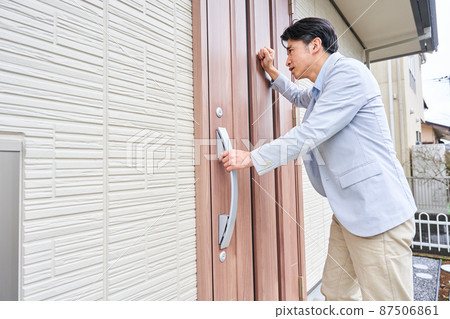 Lock-out couple quarrel quarrel neighborhood trouble complaints kick out 87506861