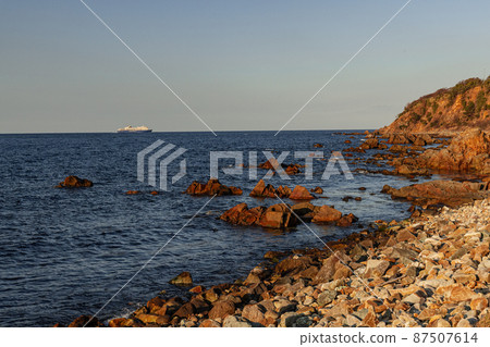 [Niigata Prefecture] Passing through Sado Himezaki in the setting sun 87507614