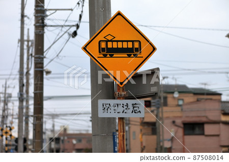 Image of a sign with a railroad crossing 87508014