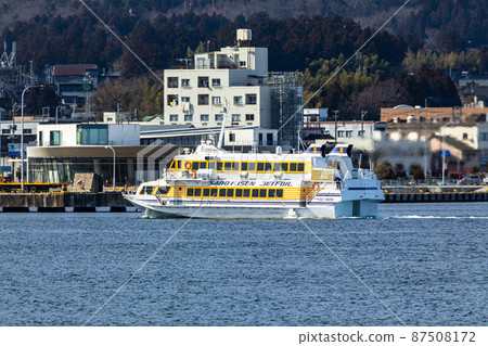 [新潟縣]進入兩津港的噴氣箔 87508172