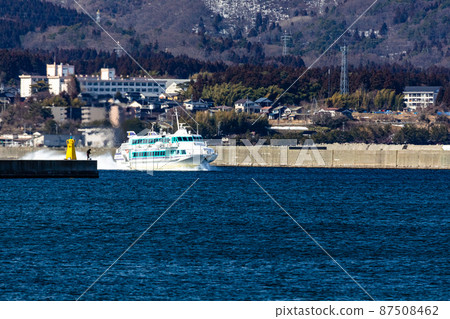 [Niigata Prefecture] Jetfoil running through Sado Ryotsu Bay 87508462