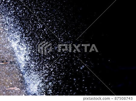 Splashing water 87508743
